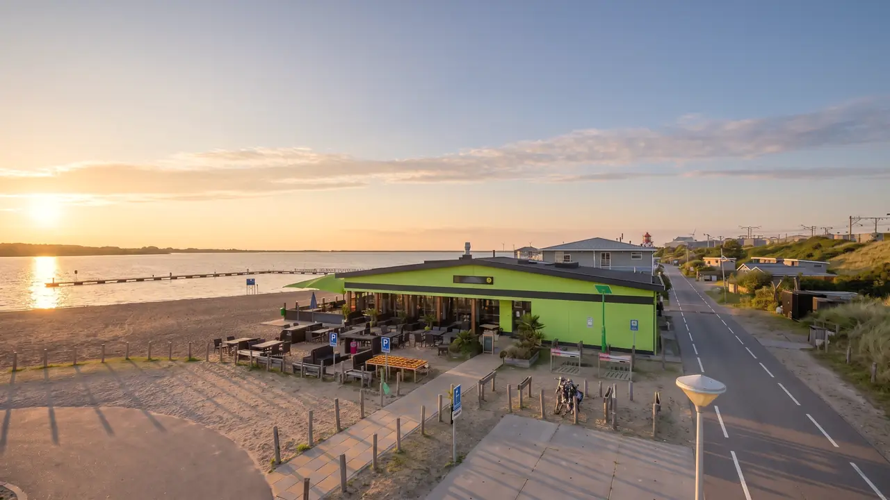 Hetzelfde uitzicht bij gouden uur, de zon laag boven het meer (AI-beeld van een eigen foto)