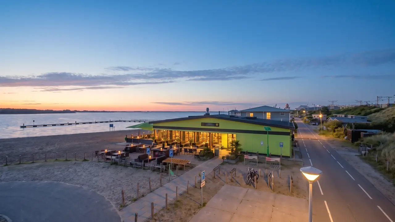 Blauw uur: de lucht kleurt diepblauw en de ramen van het paviljoen gloeien warm (AI-beeld van een eigen foto)