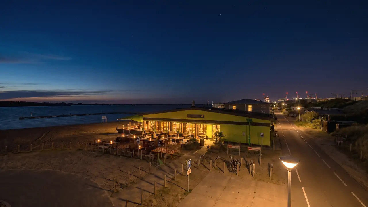 Avond: het paviljoen warm verlicht aan het donkere meer (AI-beeld van een eigen foto)