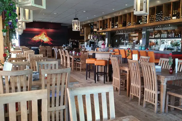 Het restaurant met de lange bar en houten tafels